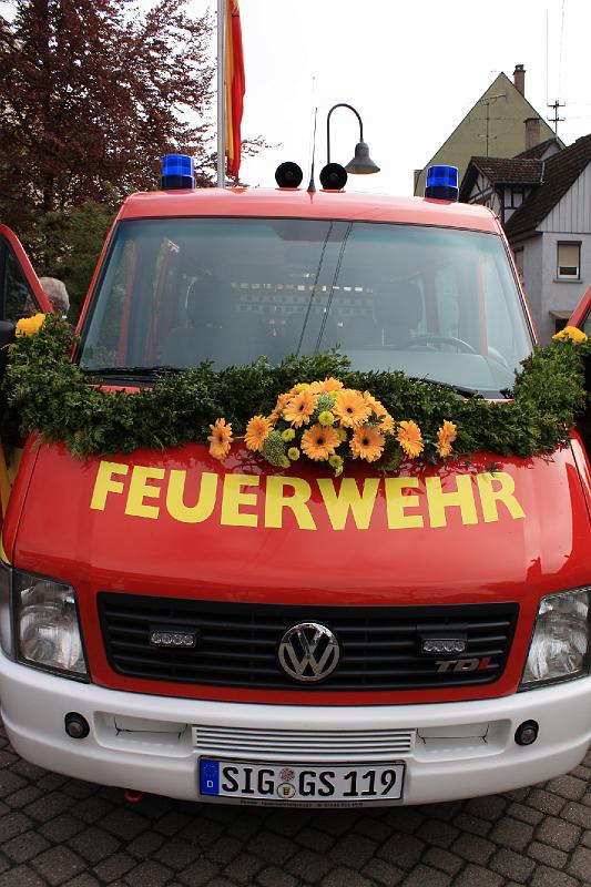 090503fahrzeugweihe05.jpg - ...das bekränzt und mit Blumen geschmückt an diesem Tag geweiht werden sollte.