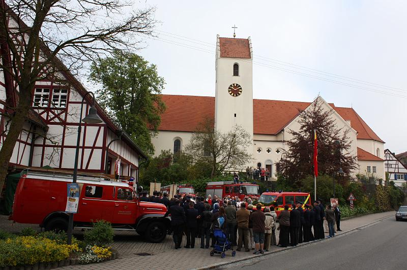 090503fahrzeugweihe08.jpg - ...zusammen mit den Mannschaften der Freiwilligen Feuerwehr und den Ehrengästen auf dem Platz vor dem Feuerwehrhaus.
