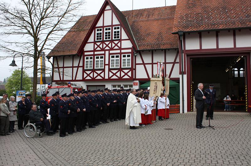 090503fahrzeugweihe09.jpg - Bürgermeister Alois Henne erinnerte in seiner Ansprache an die 142-jährige Feuerwehrgeschichte in Sigmaringendorf.