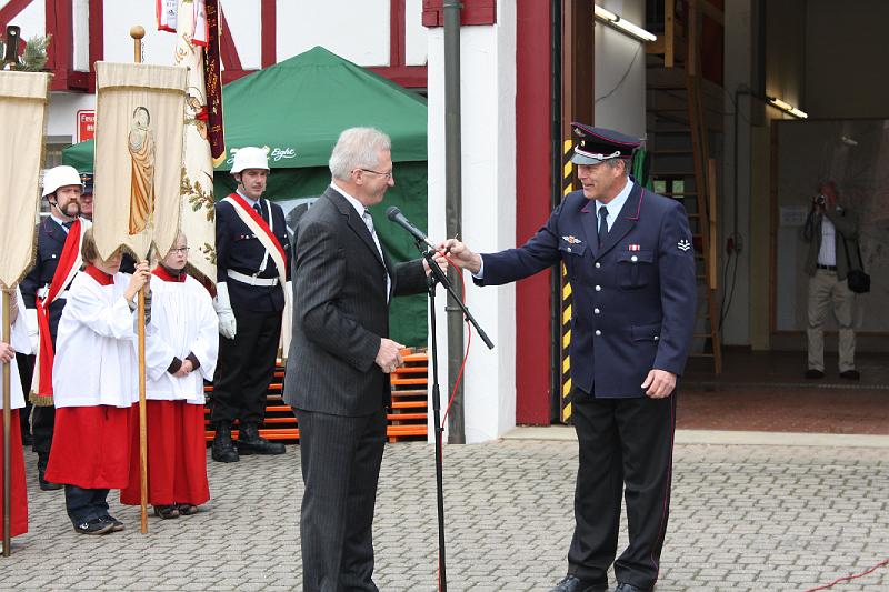 090503fahrzeugweihe11.jpg - Dann übergab er die Fahrzeugschlüssel an Kommandant Burkhardt Knapp.