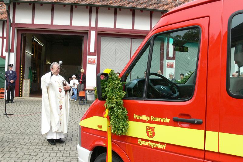 090503fahrzeugweihe13.JPG - Pfarrer Kasimir Fatz sprach beim Weiheakt vom besonderen Dienst der Feuerwehren, ausgehend vom Lesungstext im Galater-Brief "Einer trage des anderen Last".