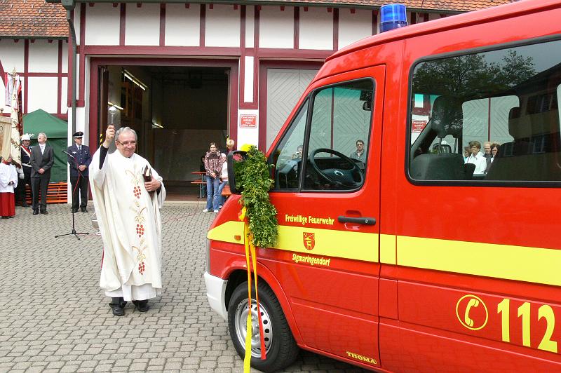 090503fahrzeugweihe14.JPG - Für die oft großen Gefahren ausgesetzten Feuerwehrleute erbat er dem besonderen Schutz des heiligen Florian.
