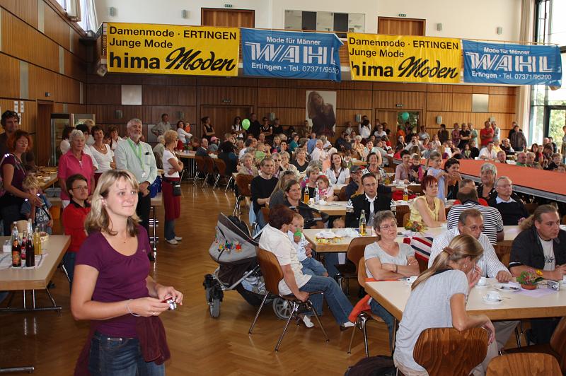 090913kinderchor_01.jpg - Beim Vortrag des Kinderchors unter der Leitung von Carola Holl war die Donau-Lauchert-Halle voll besetzt...
