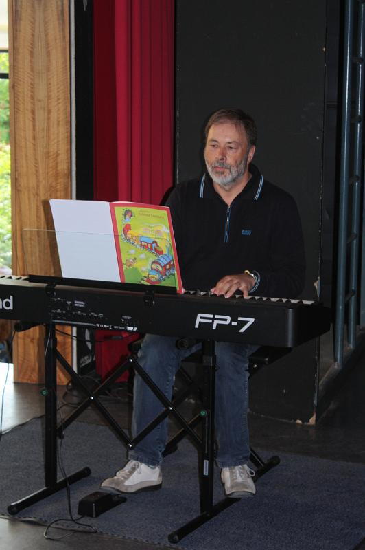 090913kinderchor_14.jpg - ...und am E-Klavier Dietmar Ruf.